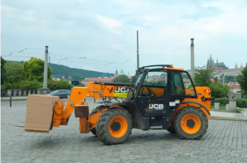 JCB v hlavní roli - 999